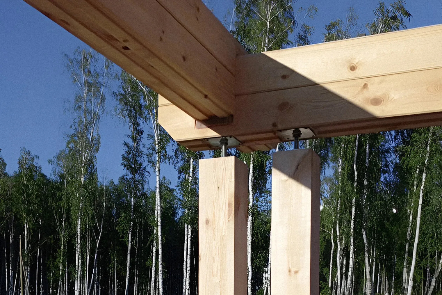 Между колоннами и балками ставят усадочные домкраты — их еще называют компенсаторами усадки — и подкручивают по мере необходимости. © Илья Коган