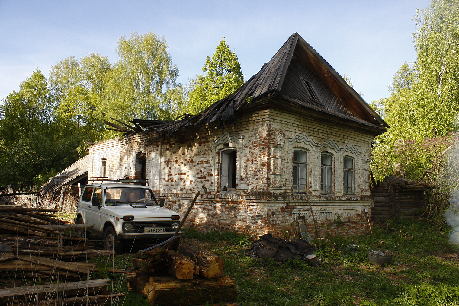 В таком виде я застал наследие вятского каменного зодчества, когда скосил траву, убрал кусты и мусор