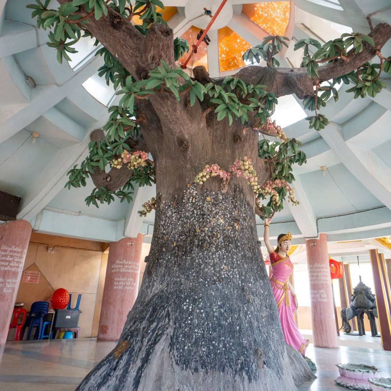 Под крышей Драконьего храма установлено искусственное дерево