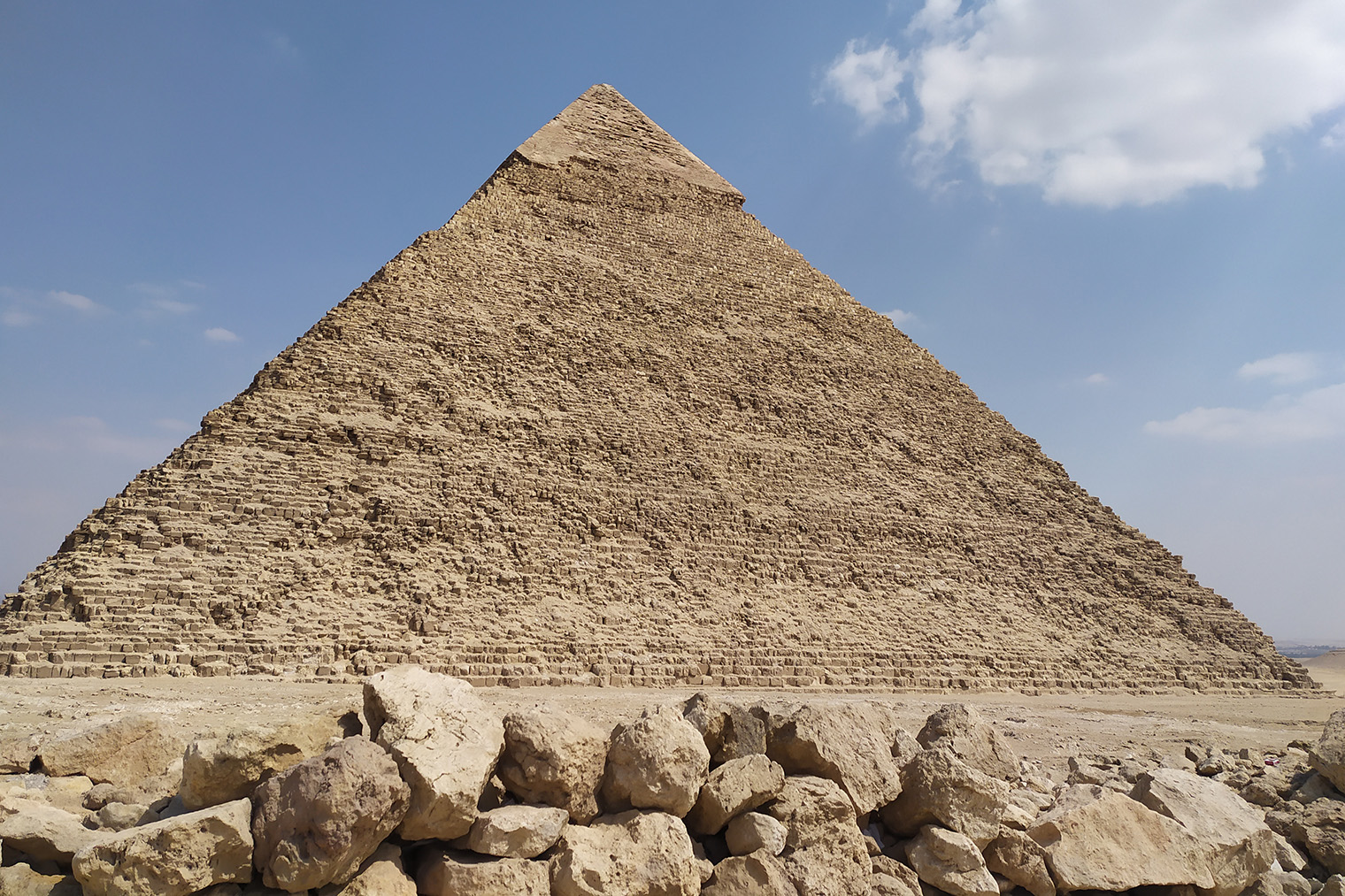 Пирамида Хефрена. Наверху — уцелевшая облицовка