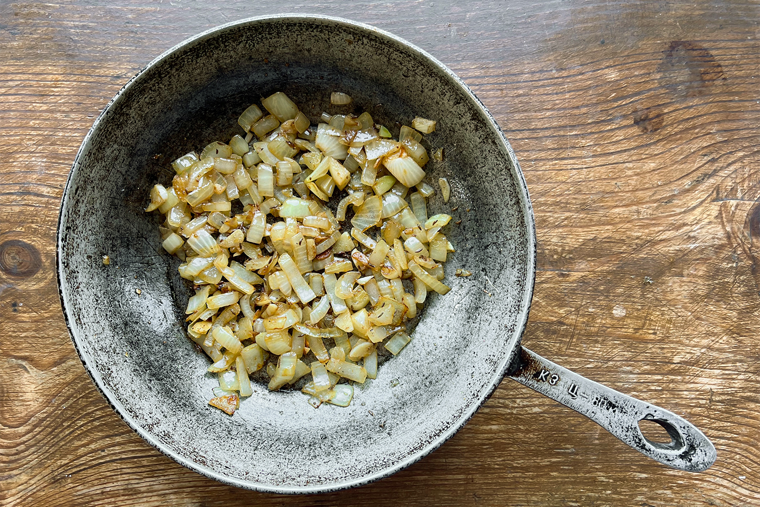 Следите, чтобы овощи не пригорели — это испортит вкус супа