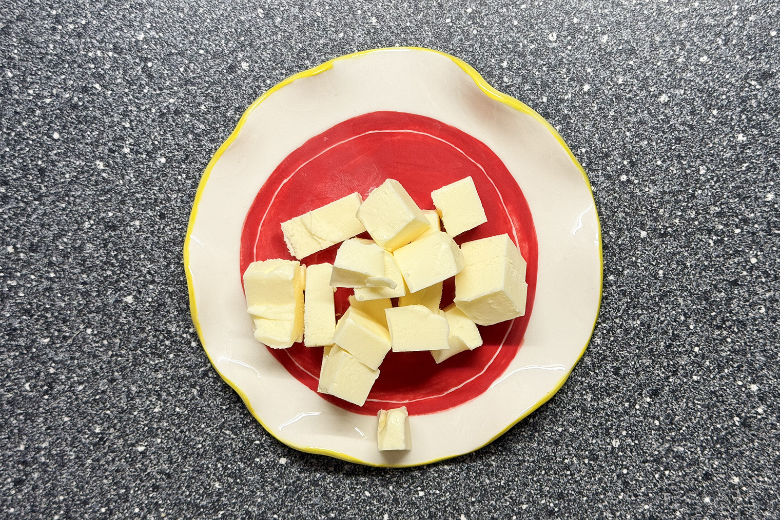 В классическом варианте сливочное масло растапливают, но мне кажется, что порционно вмешивать кубики удобнее