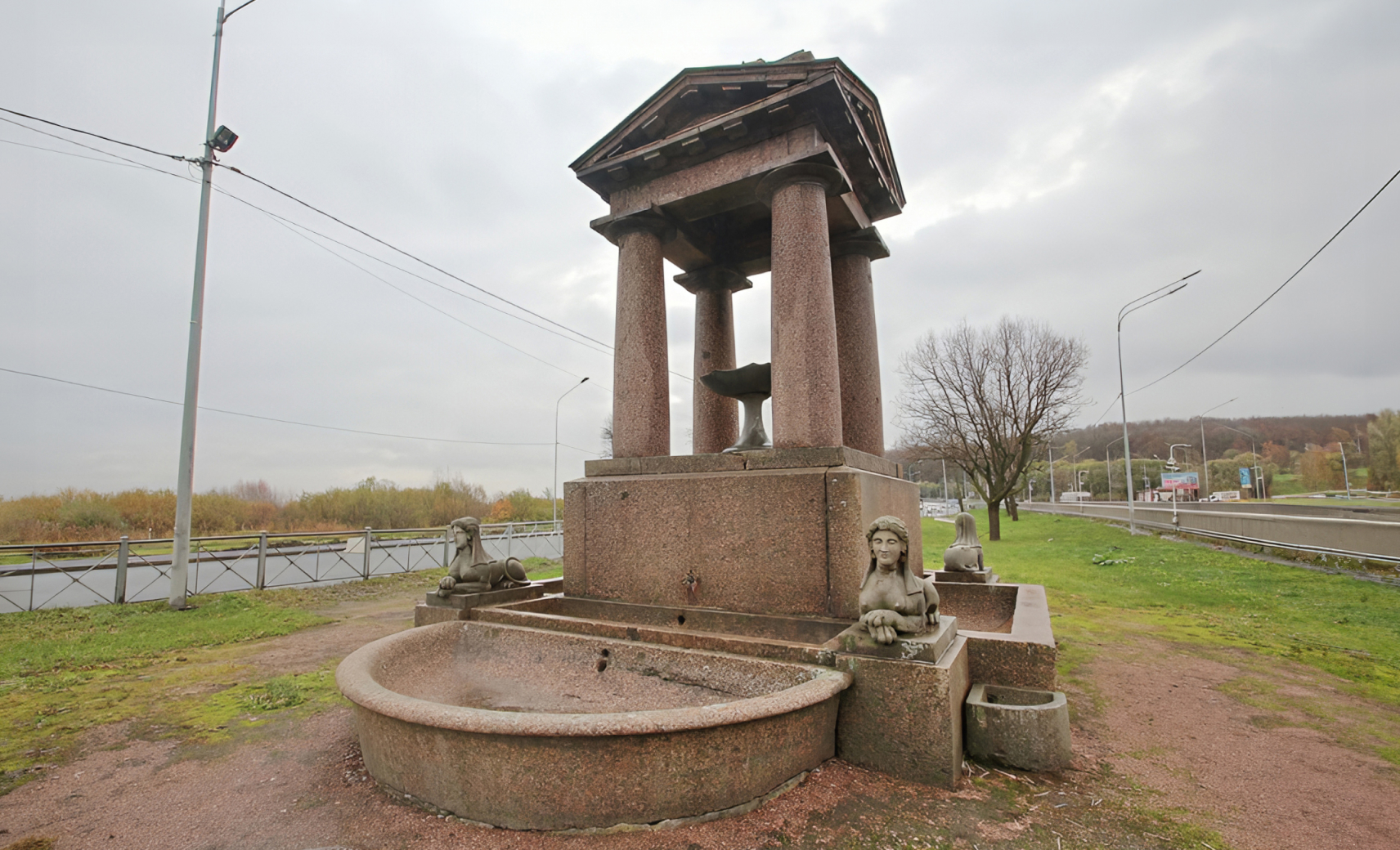 Фонтан «Четыре сфинкса»