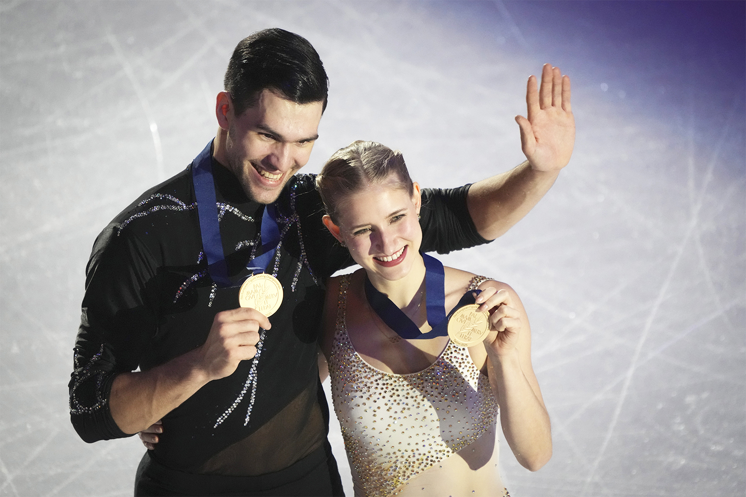 Минерва Фабьен Хазе и Никита Володин с золотыми медалями чемпионата Европы — 2025. © Sergei Grits / AP / ТАСС