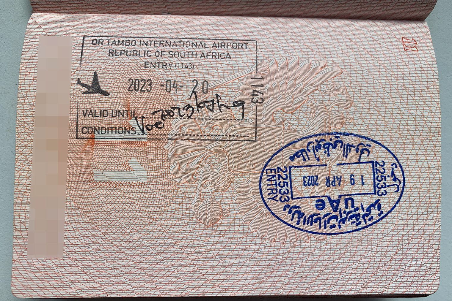 В аэропорту Йоханнесбурга нам поставили вот такой штамп. От руки пограничник вписал дату, до которой нужно покинуть страну, — для нас это было 19 июля 2023 года