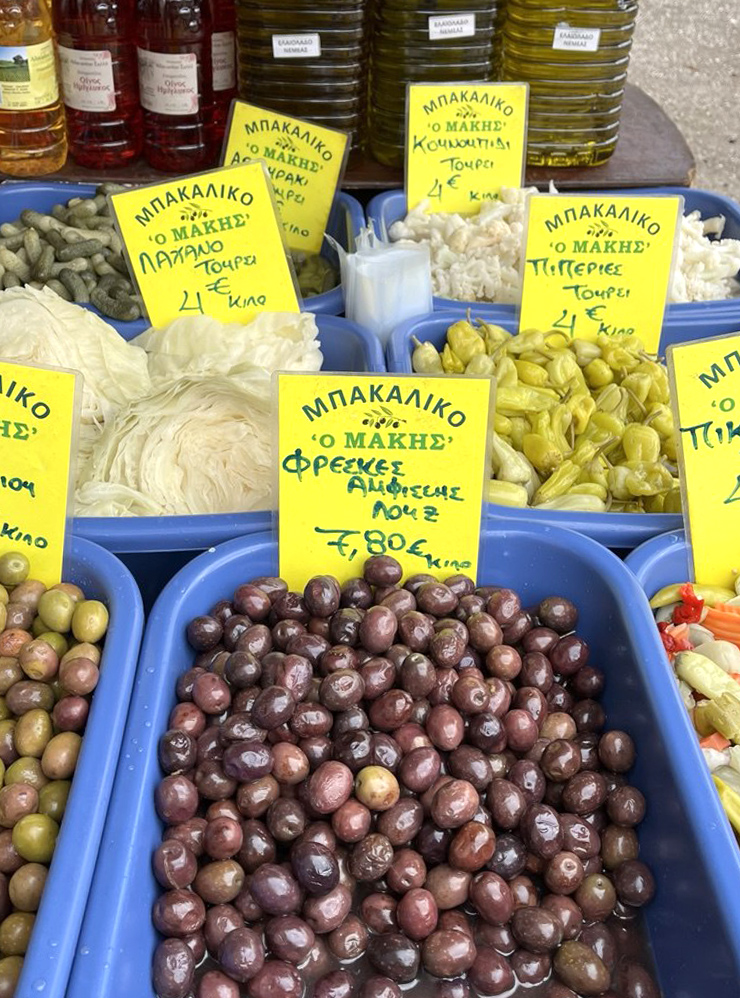 Прилавок с оливками на местном рынке. Килограмм стоит в среднем 7,8 € ( ₽)