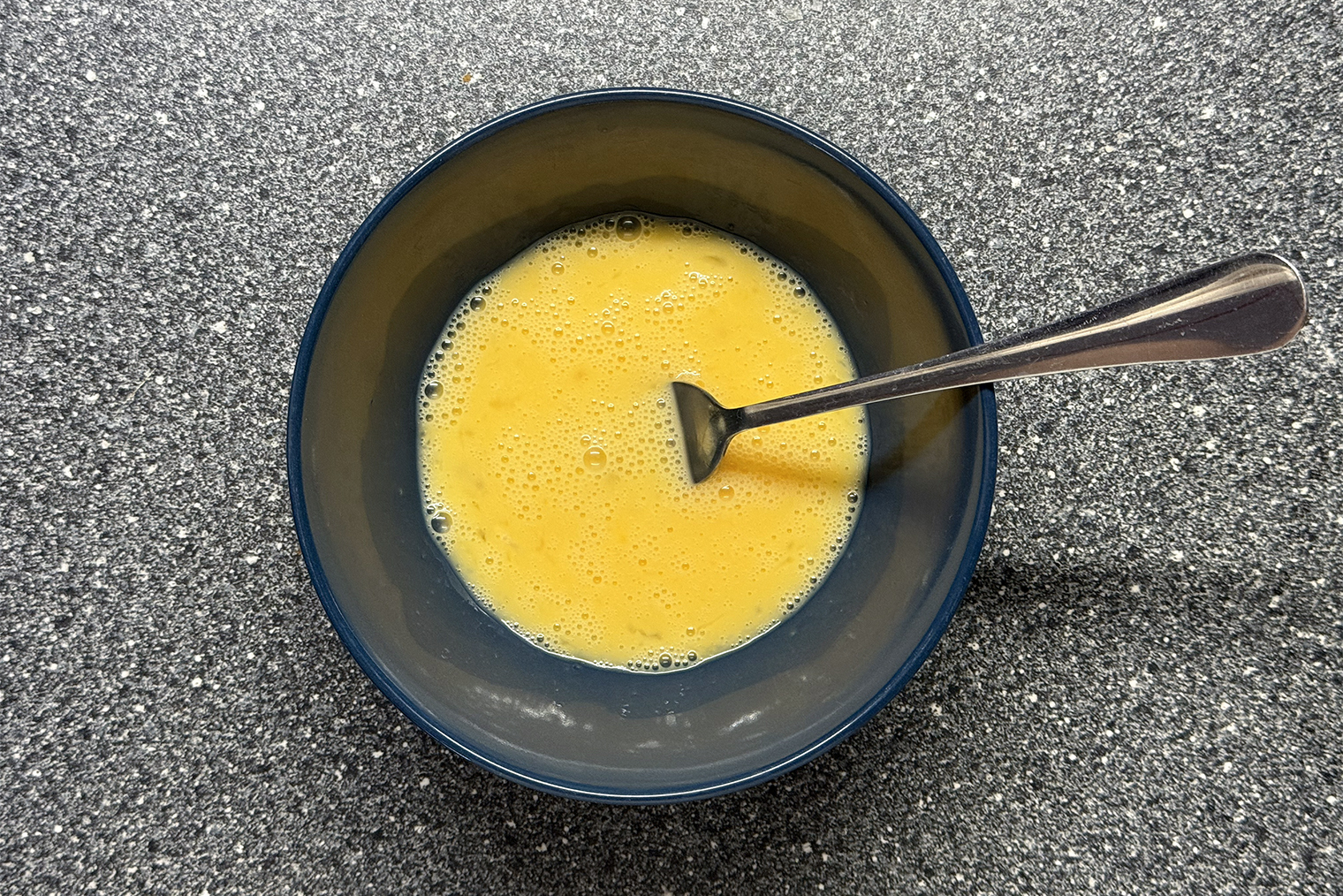 Яйца для французского омлета обычно взбивают вилкой: венчик может сделать смесь слишком воздушной