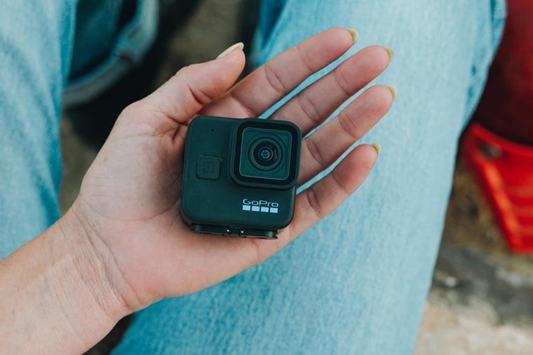 Вот как выглядит GoPro Hero 11 Mini с гладким корпусом. Ее форма ближе к квадратной. Источник: eraspace.com