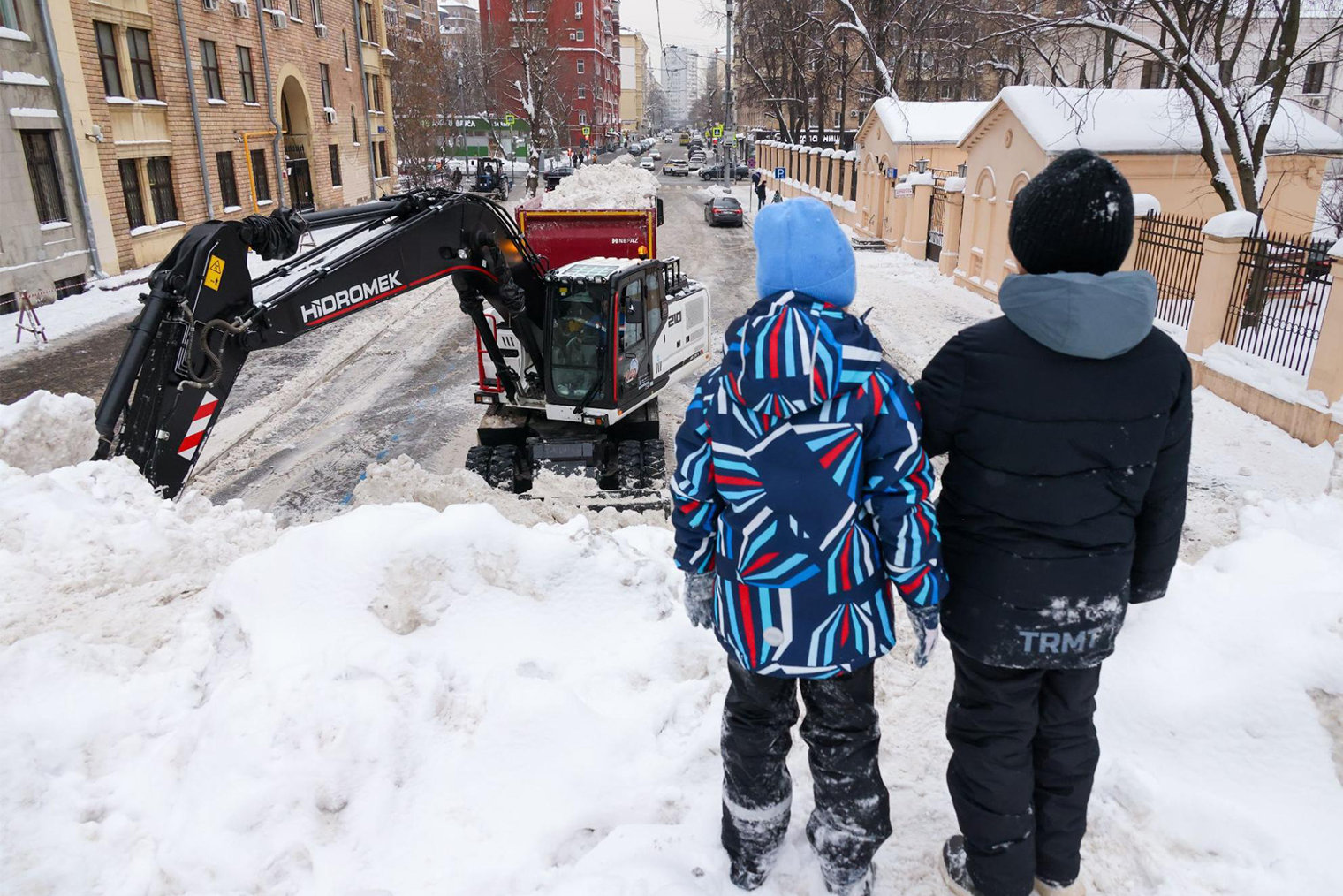 Коммунальная техника подъезжала к горе прямо во время народных гуляний. © Сергей Карпухин / ТАСС