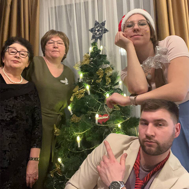 Мне очень повезло с семьей. Вспоминаю об этом, глядя на архивные снимки. Мама очень добрая: всегда старается помочь делом, советом или морально. И даже сейчас делает замечания нам с братом, чтобы мы носили шапки