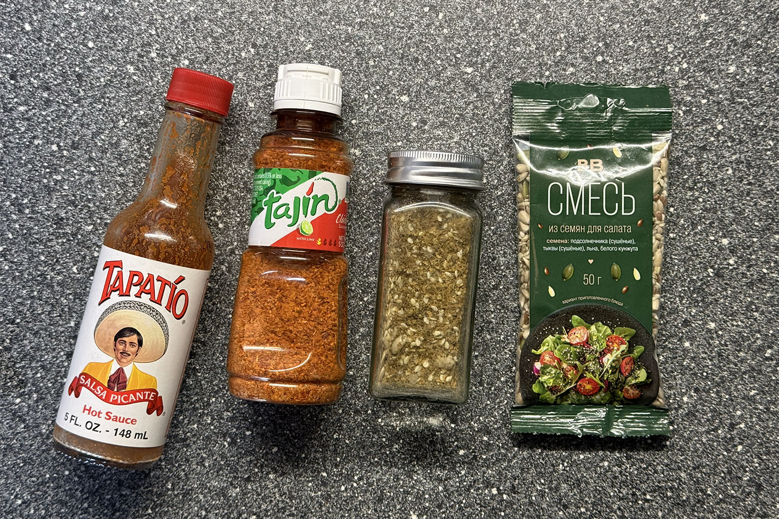 Мои любимые добавки в последние полгода: базовый острый соус, приправа тахин из перца чили и лайма, заатар из тимьяна, кунжута и сумаха и смесь семечек для салата