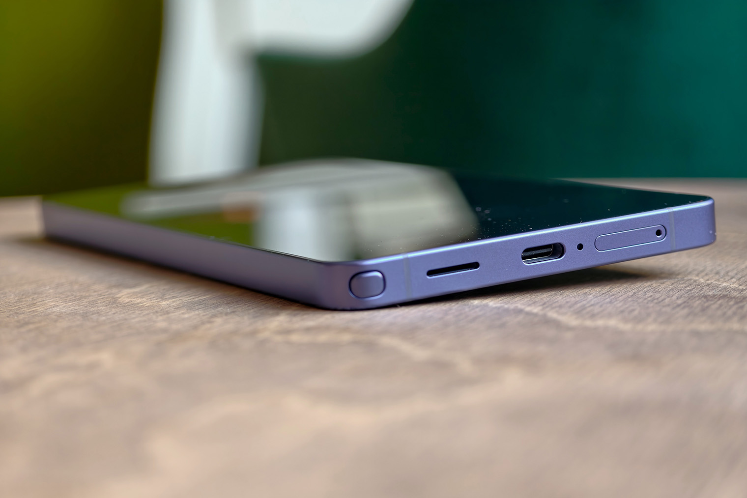 Samsung Galaxy S26 Ultra лежит на столе максимально криво и сильно шатается. Без массивного чехла это никак не исправить