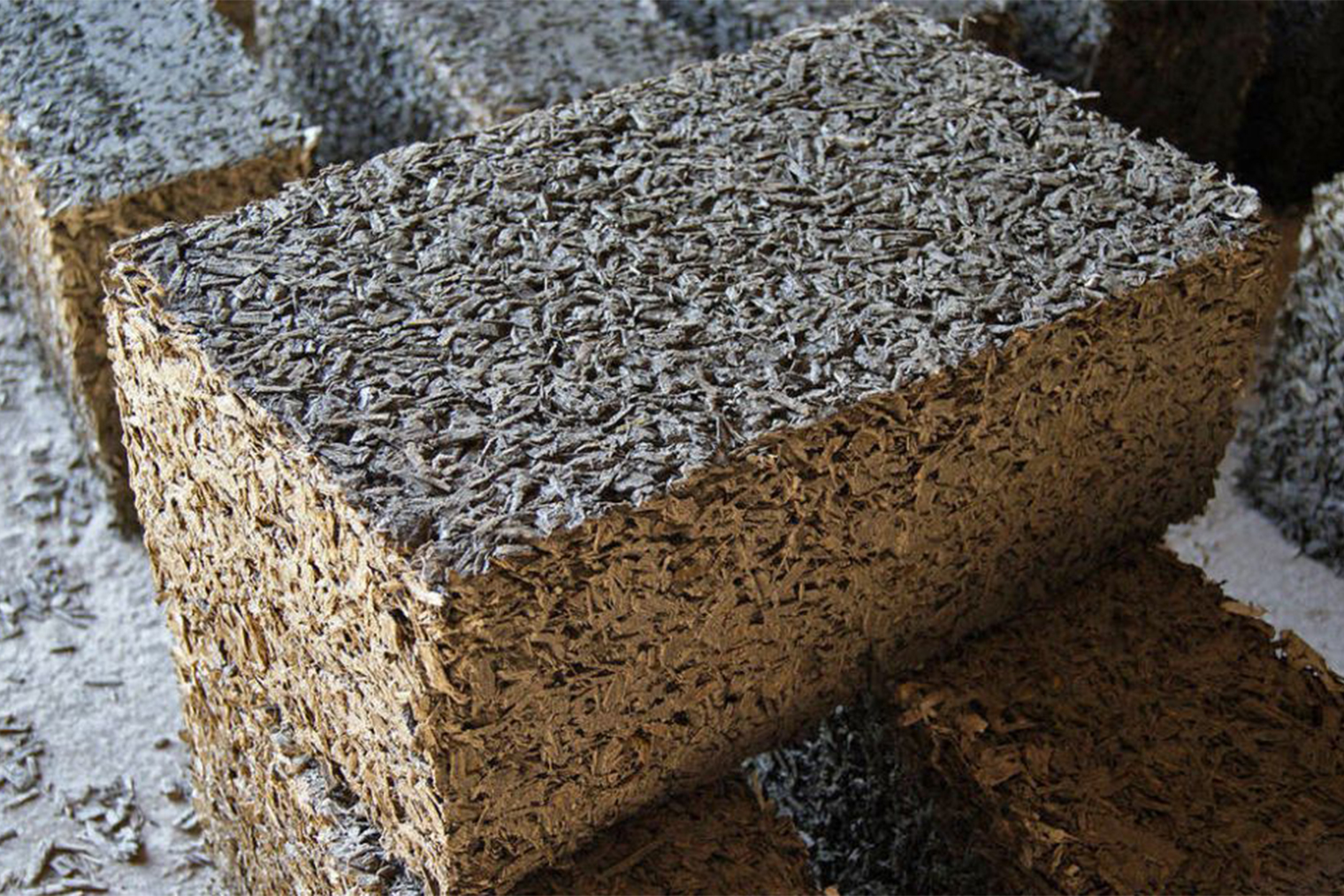 Так выглядит арболитовый блок. Материал еще называют древобетоном. Источник: «Арболит-Пермь» / zaggo.ru