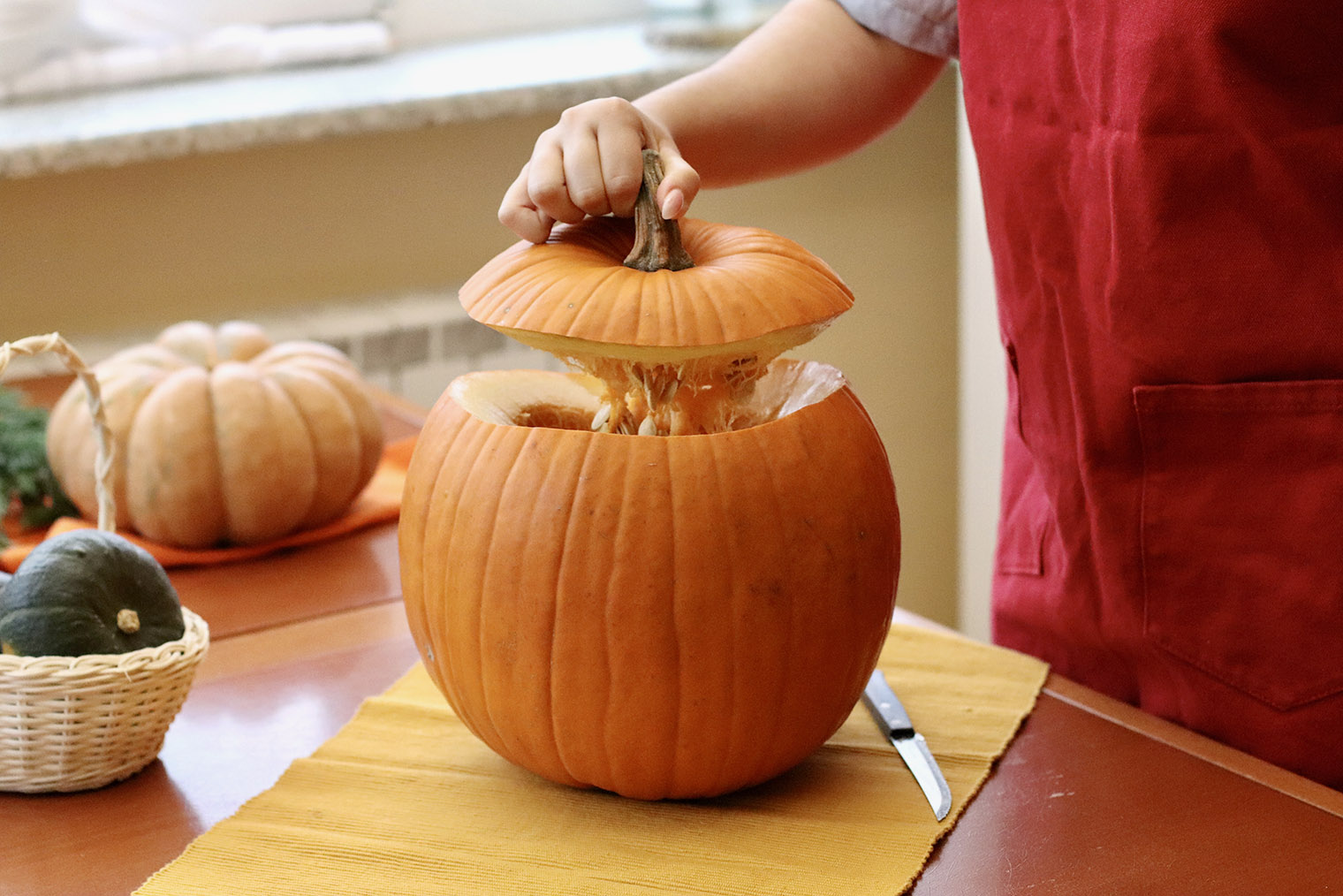 Когда выскоблим косточки, крышка плотно ляжет на место