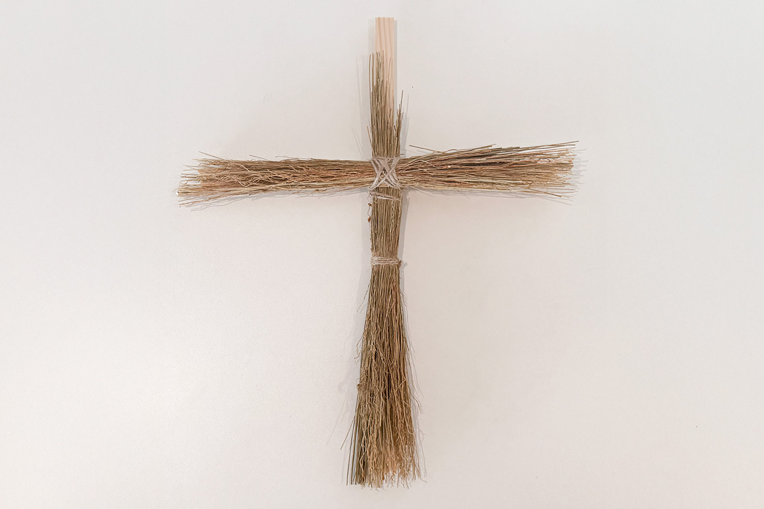 Обвязал основу пучками соломы, сверху оставил место для головы