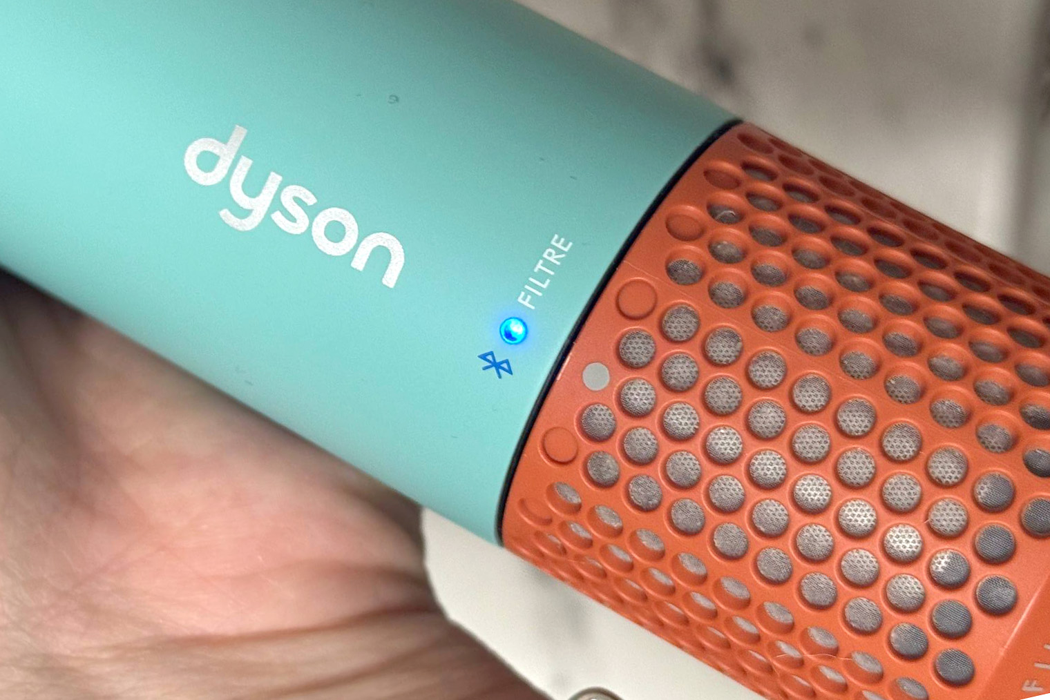 Если лампочка на корпусе Dyson мигает белым, фильтр пора чистить