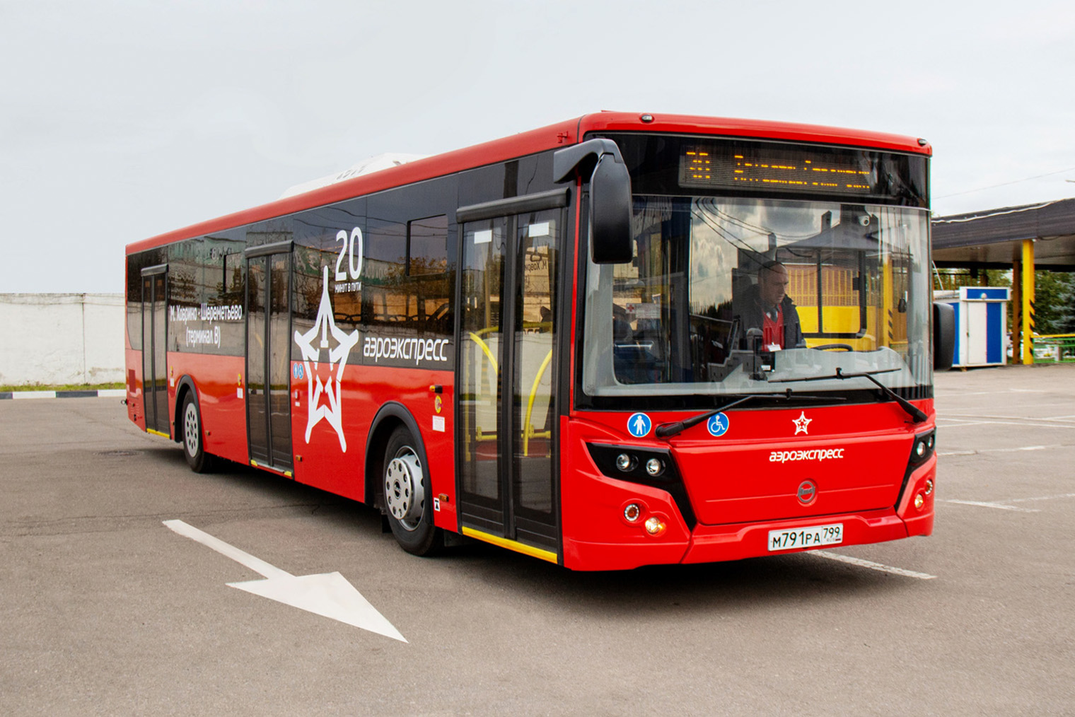 Автобус легко узнать по ярко-красному оформлению. Источник: пресс-служба «Аэроэкспресс»