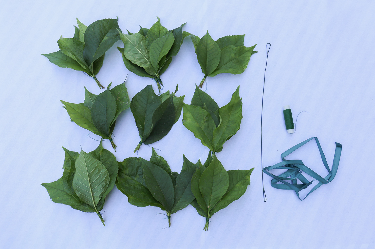 И вяжем букетики — чем больше, тем пышнее получится венок