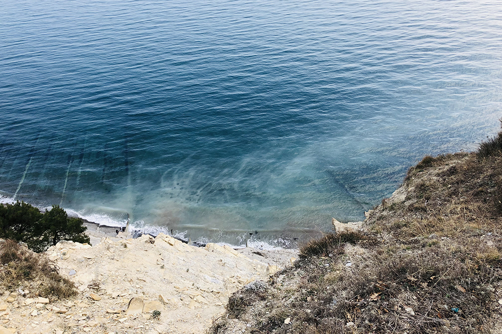 Пляж в Мысхако не оборудован, но с чистой водой