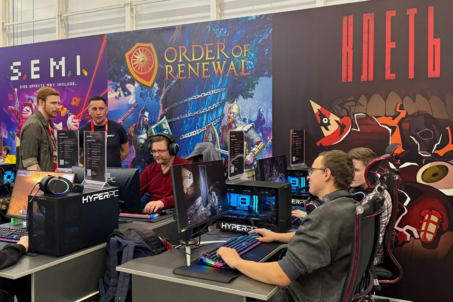 Игроки в «Клеть» часто снимали наушники, чтобы обменяться репликами с напарниками и спросить о чем-то разработчиков