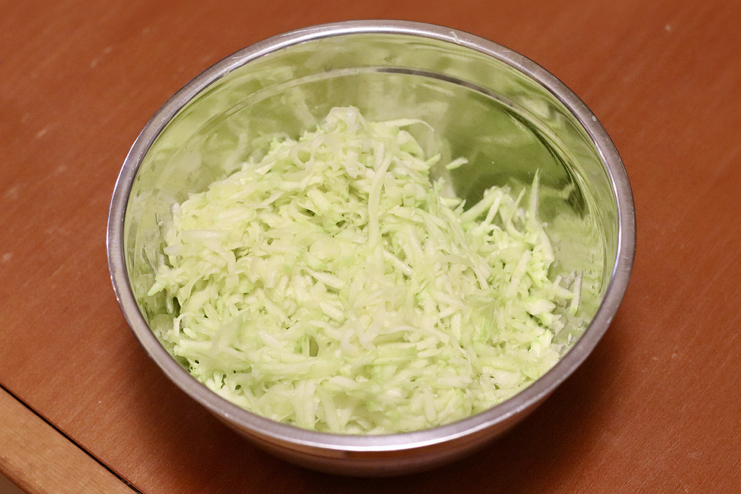 Натертые кабачки выделят сок. Если не слить его и замешать тесто сразу, оно получится слишком жидким