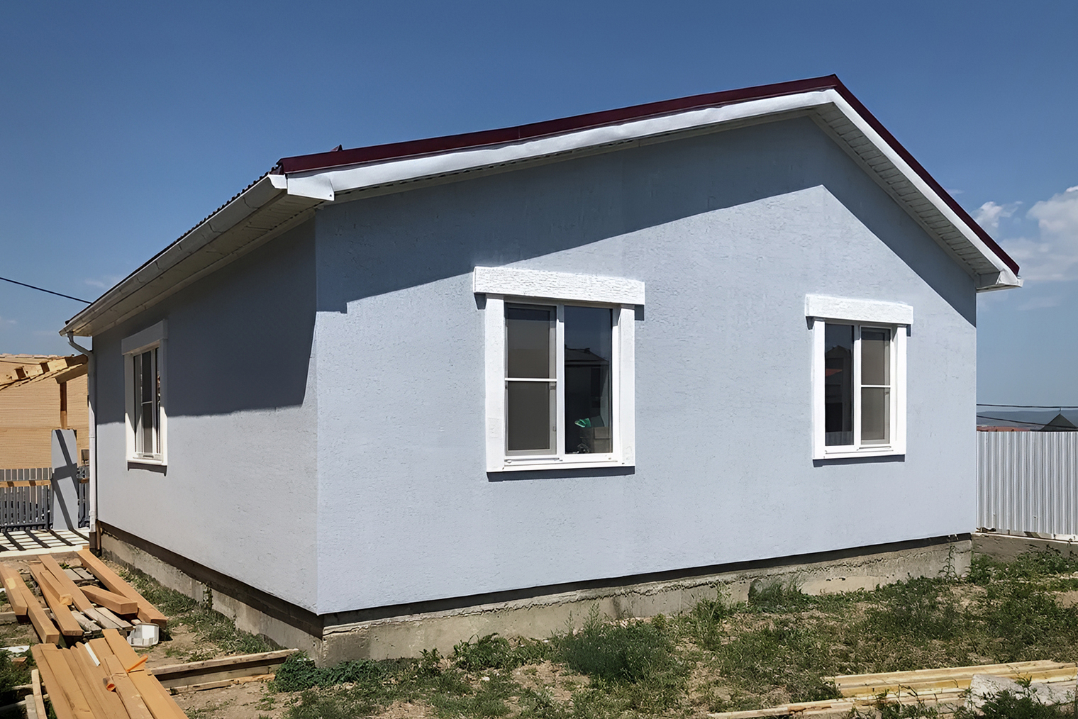 После внесения задатка мы вернулись в Москву на месяц, чтобы собрать недостающую сумму. За это время застройщик обещал устранить мелкие недоделки по дому, поставить забор и закрыть веранду