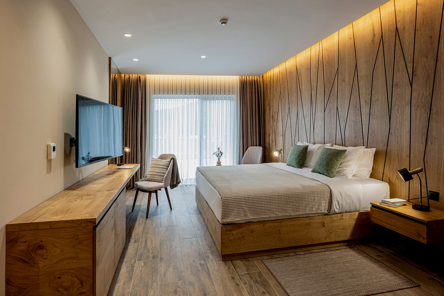 Подсветка хорошо смотрится с декоративными стенами. Фотография: Edvard Nalbantjan / Shutterstock / FOTODOM