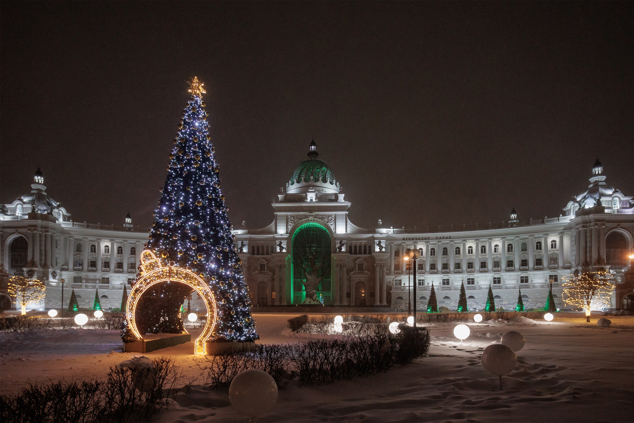 Еще одну искусственную елку, как и в прошлые годы, поставили у Дворца земледельцев