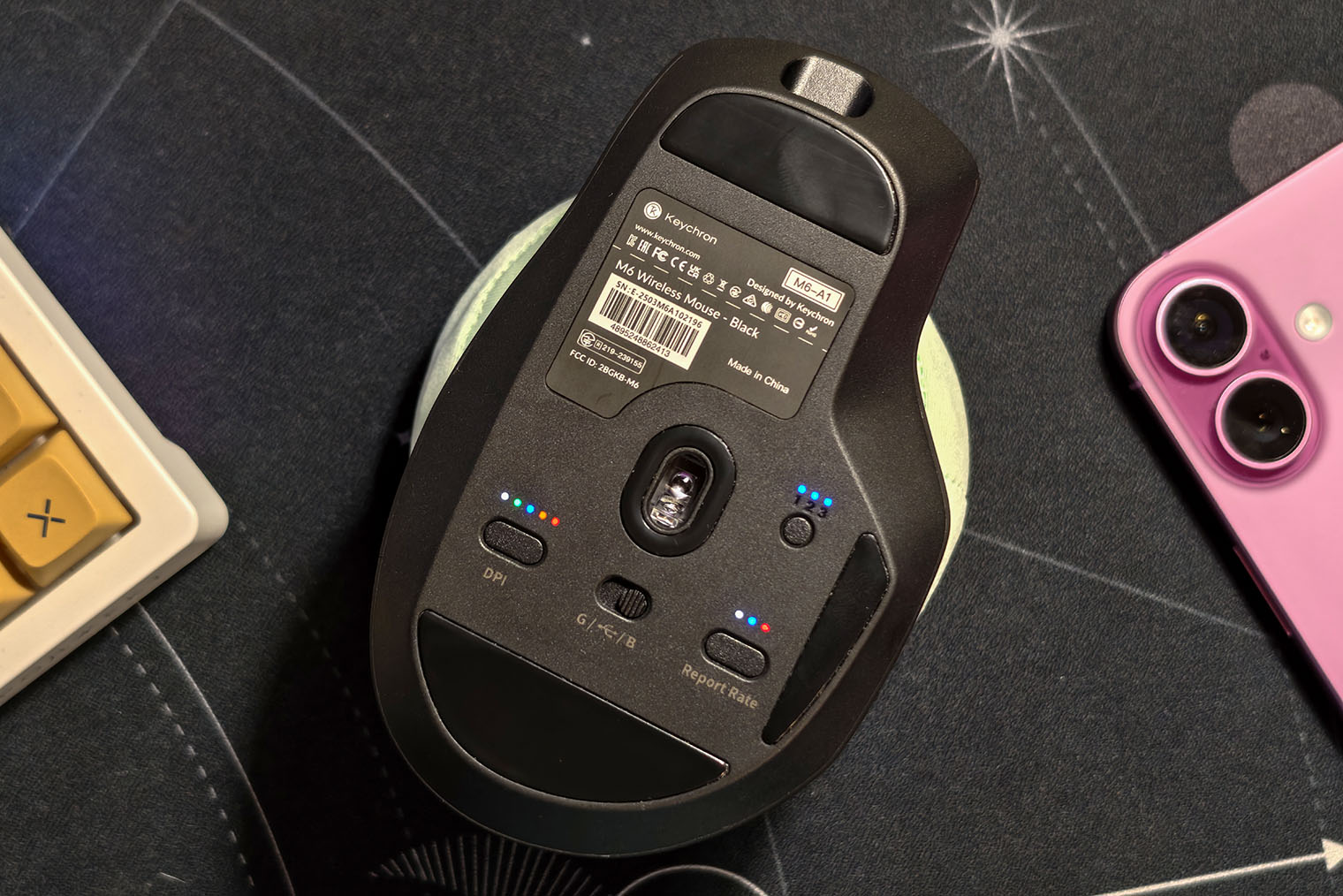 Снизу у мышки несколько кнопок: смена скорости курсора DPI и частоты опроса, рычажок способов соединения и переключение между сопряженными блютус-устройствами