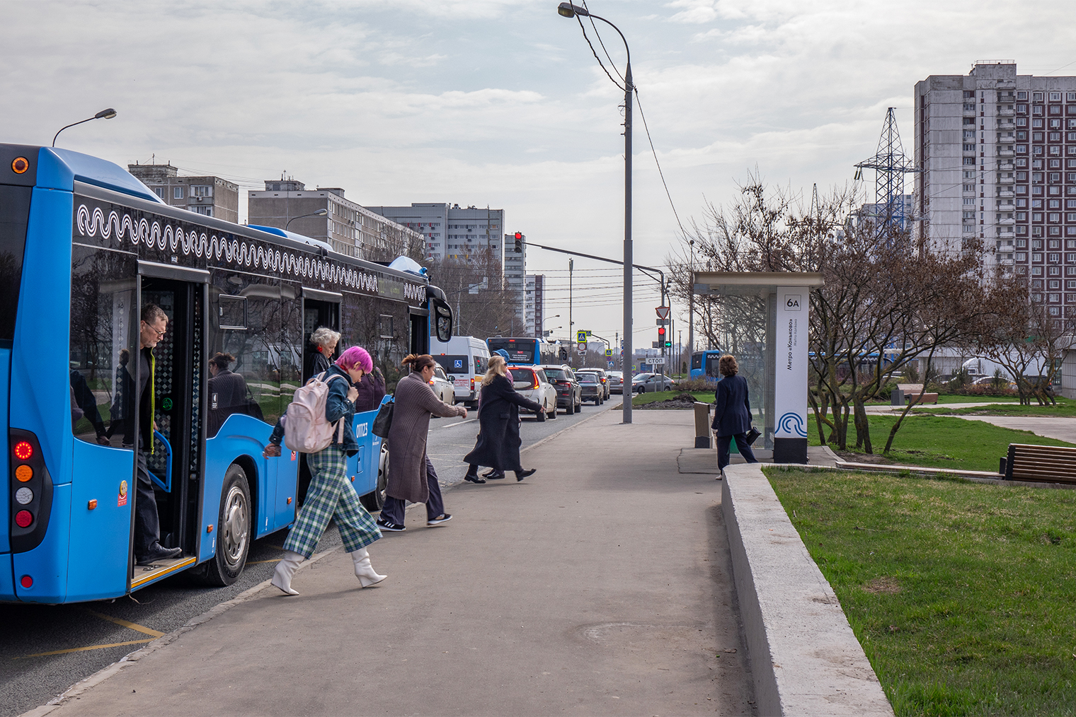 Автобус высаживает пассажиров возле станции метро «Коньково»