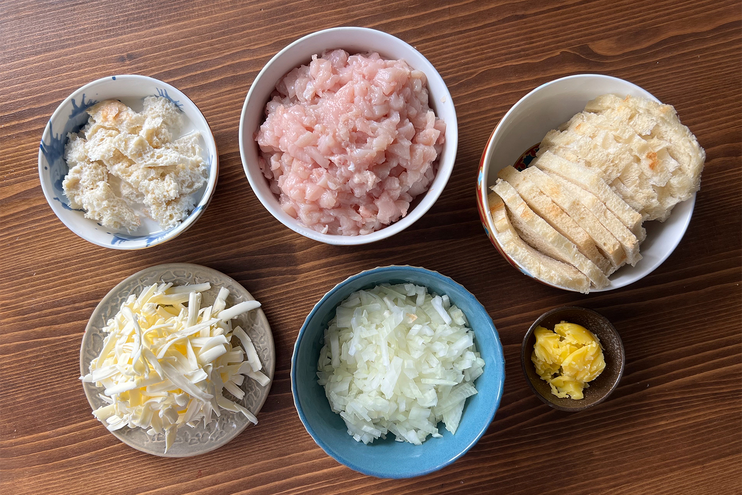 Филе лучше нарезать ножом — так котлеты будут сочнее