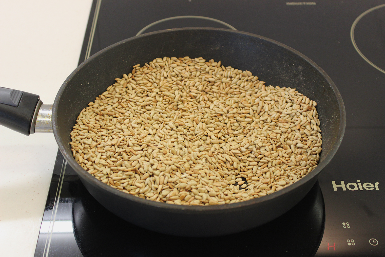 Через 20 минут семечки хорошо подрумянились