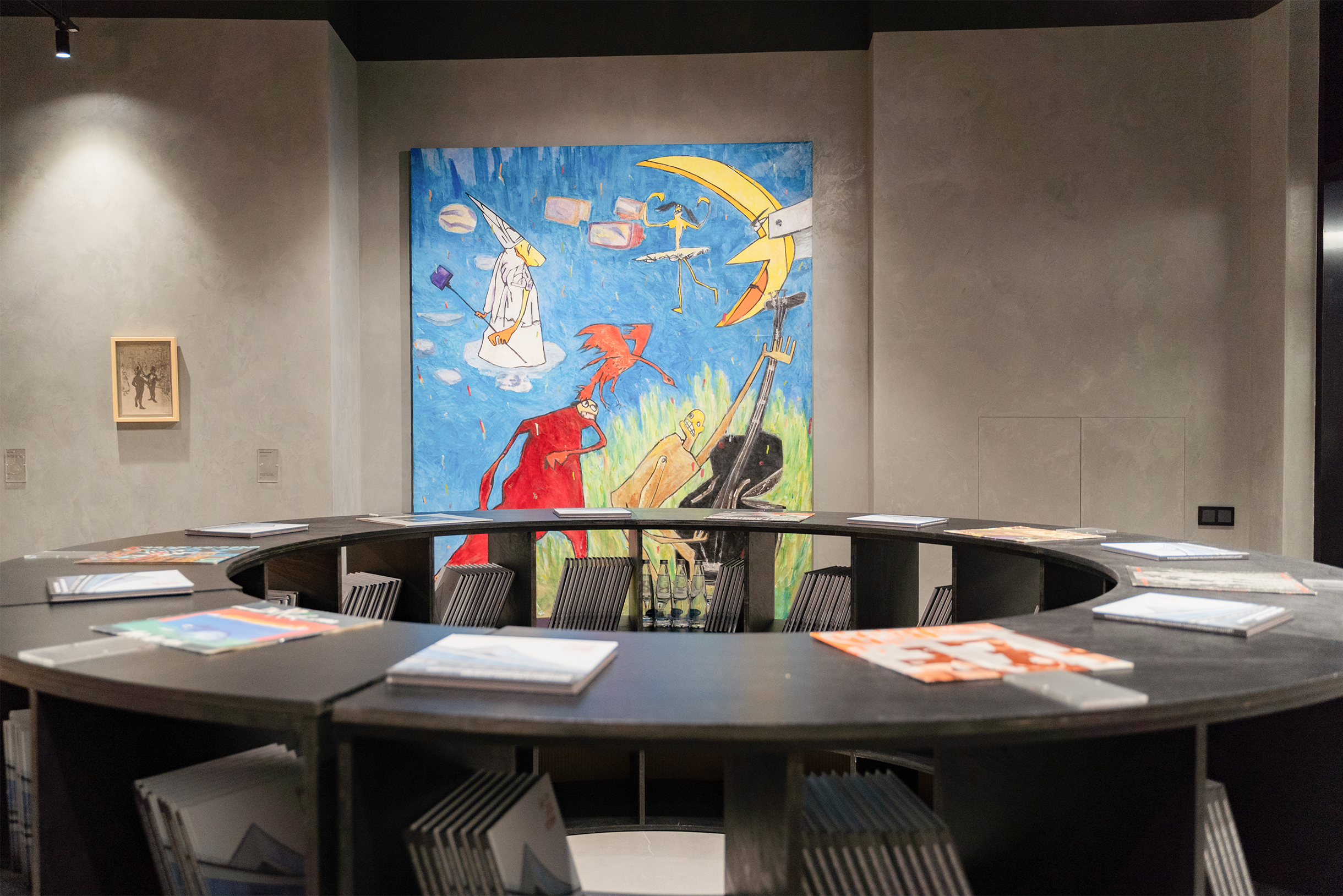 В постоянной экспозиции, посвященной Сергею Курехину, можно увидеть пластинки музыканта, а также картины из его коллекции