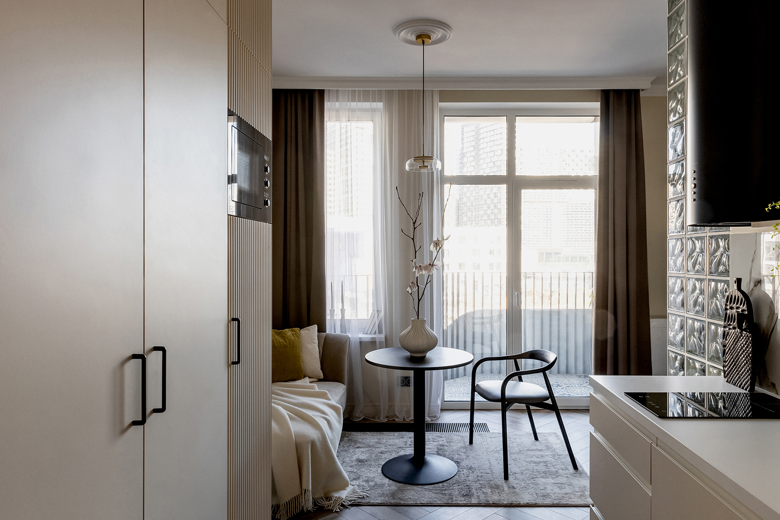 При этом визуально в квартире может быть просторно. Обратите внимание, что здесь тоже разделены спальная зона и кухня. Подробнее о проекте рассказывала в отдельной статье © saradiza.ru