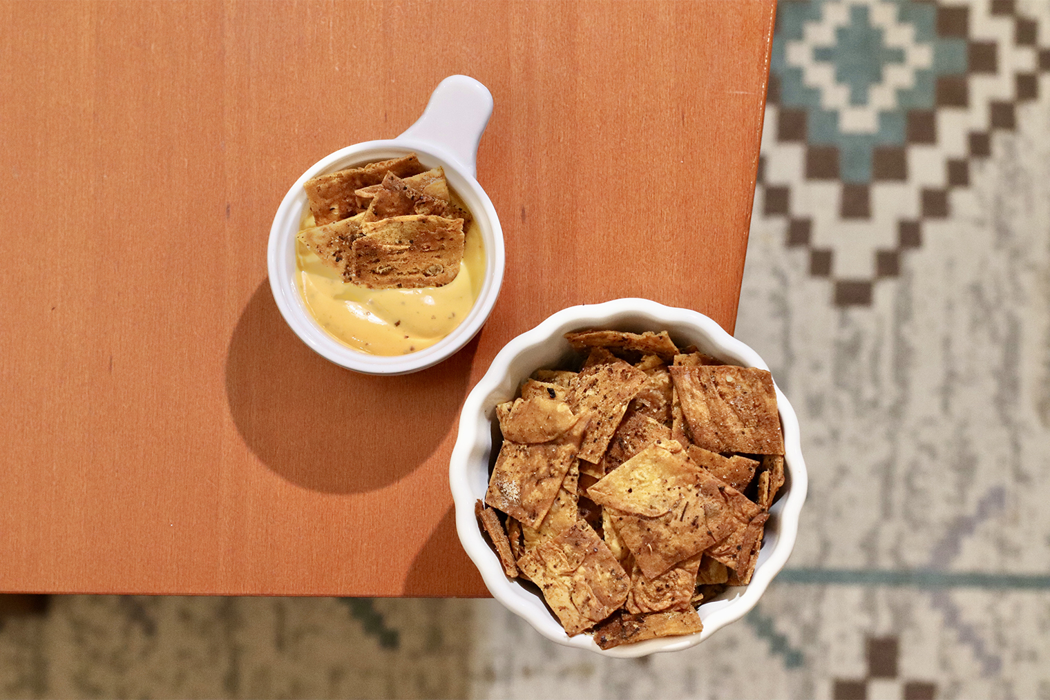 Шаг 3. Чипсы запекайте 10 минут при 180 °С. Достаньте противень, перемешайте и готовьте еще около 10 минут, до румяности. Подавайте с любимыми соусами