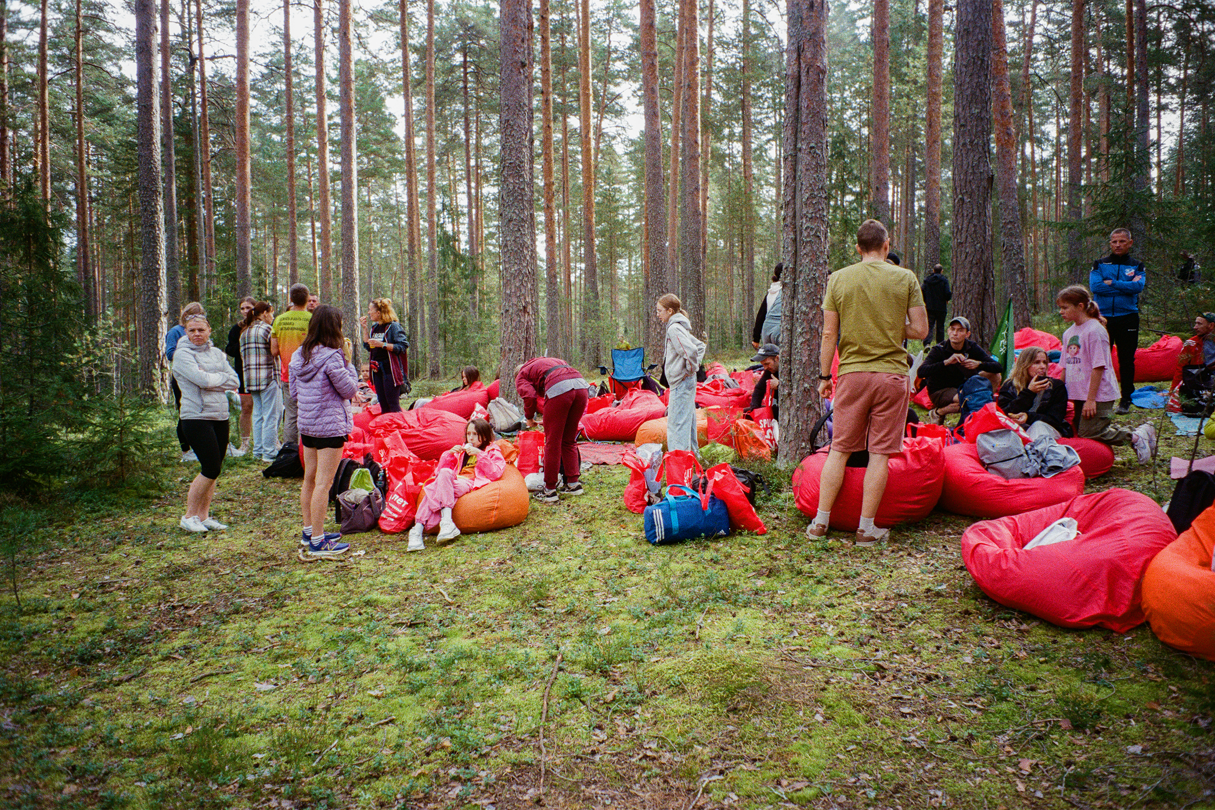 Часть зоны отдыха участников — это фото я сделал почти сразу после официального открытия площадки