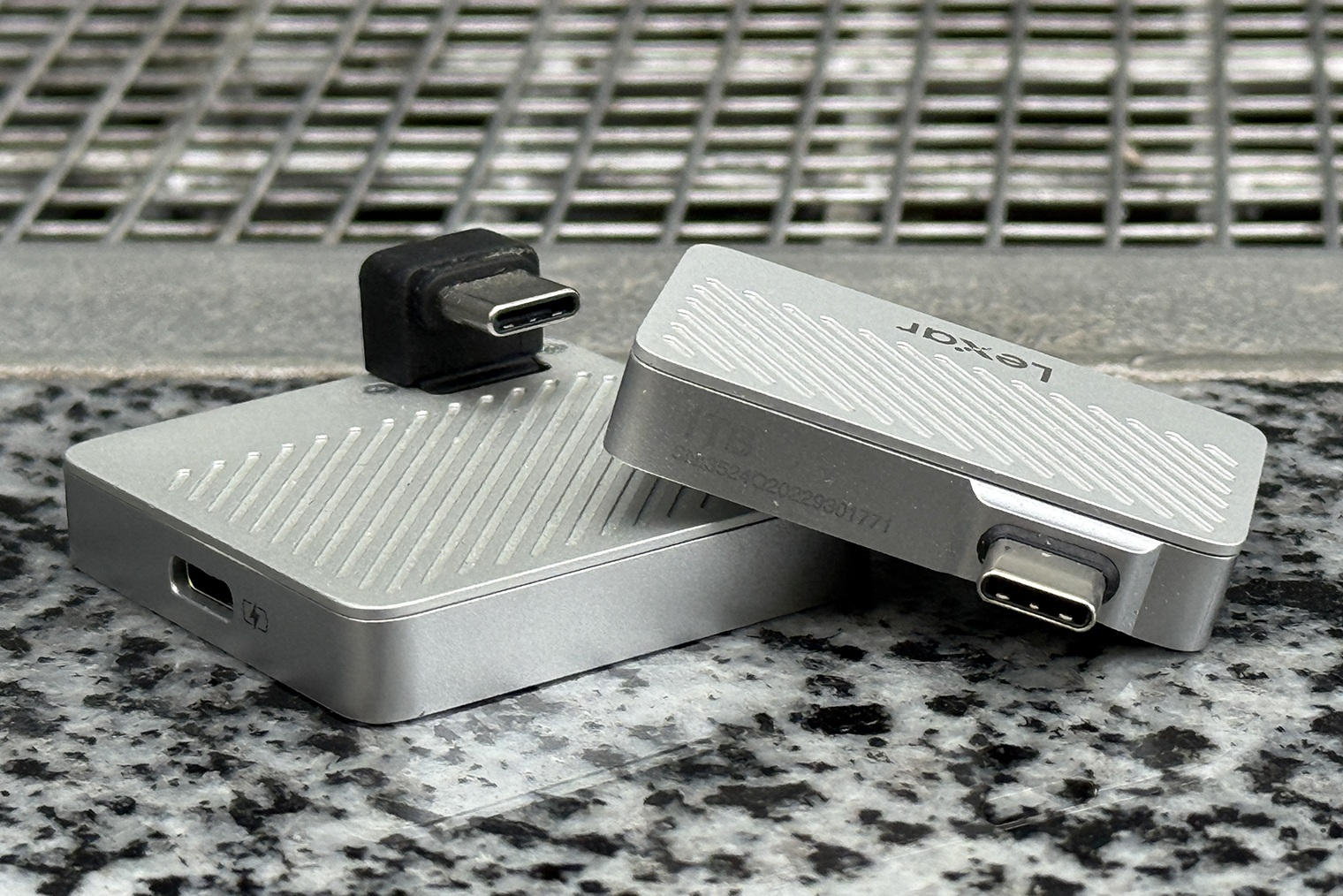 Если нужно подключить только SSD без дополнительного микрофона или света, можно использовать только накопитель без комплектного хаба