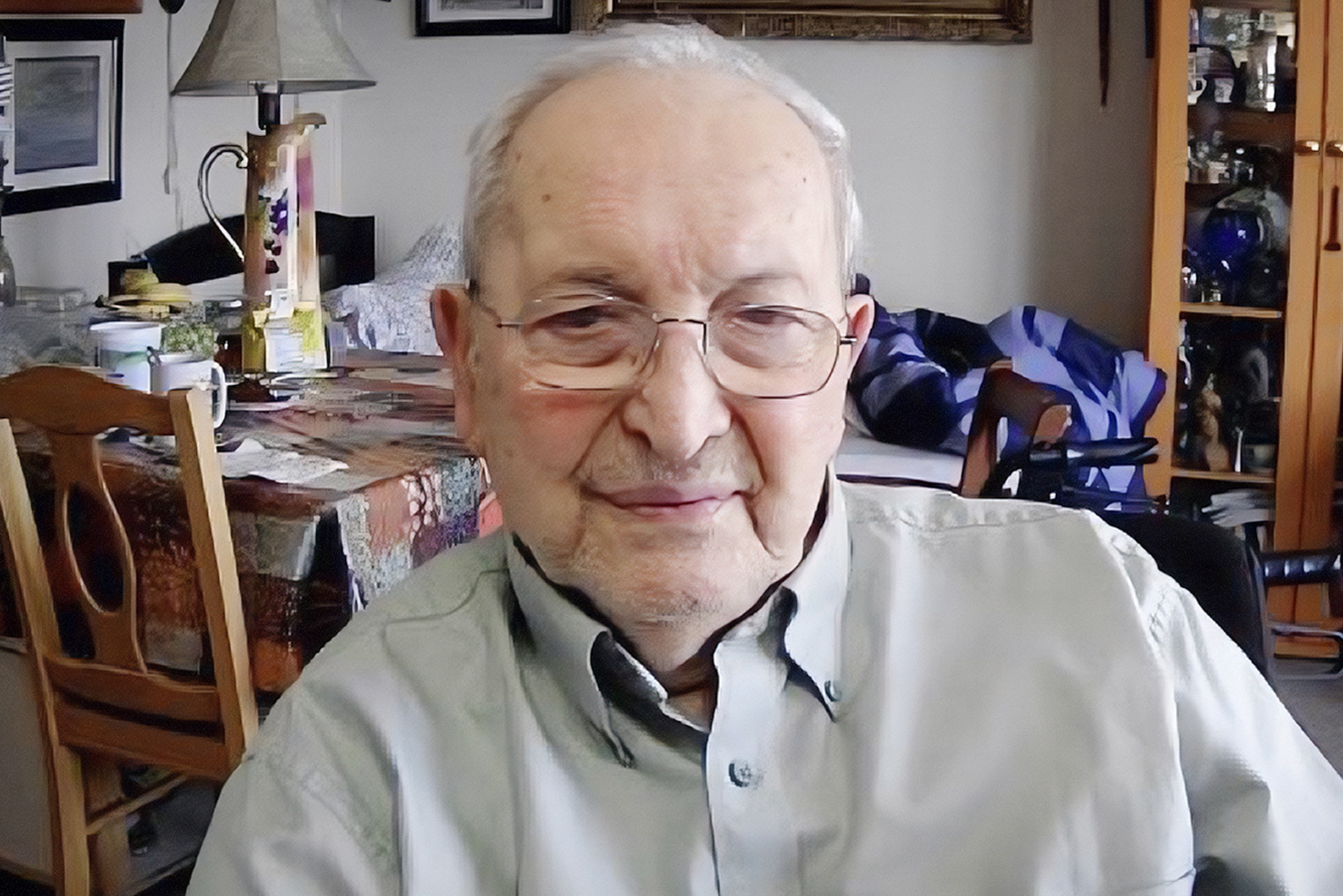 Фотография в лос-анджелесской квартире лучше любых цифр передает ее размеры. На снимке я сижу в кресле за письменным столом с компьютером. Справа за спиной — обеденный стол, у противоположной стены видны кровать и часть шкафа. С юмором могу сказать, это очень удобно при проблемах с передвижением: все под рукой