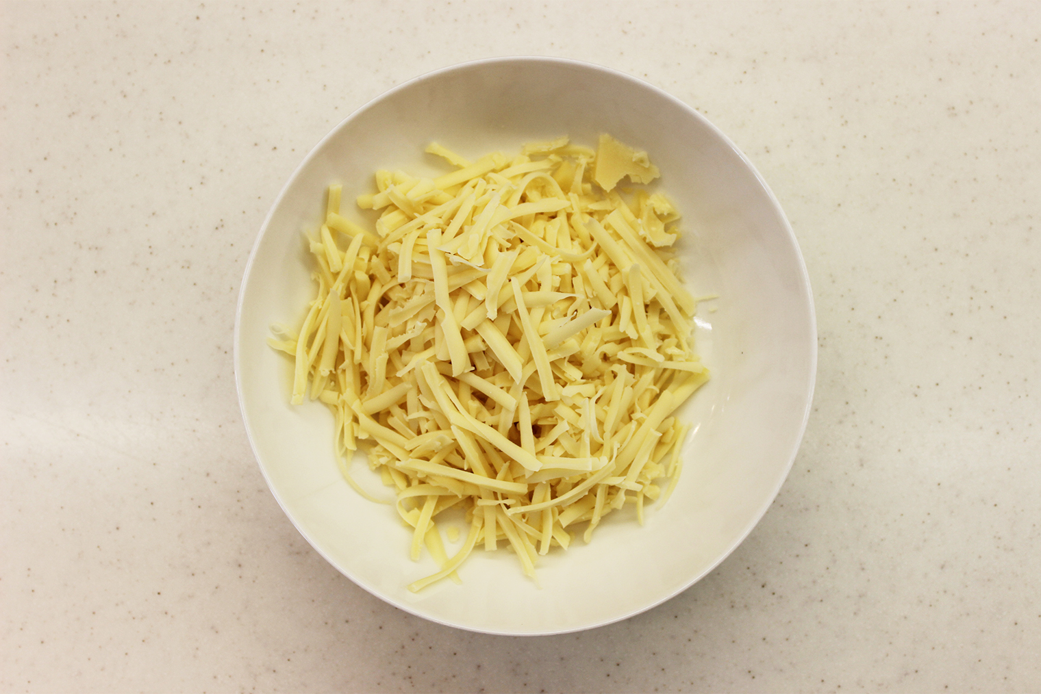 Шаг 3. Сыр натрите на крупной терке