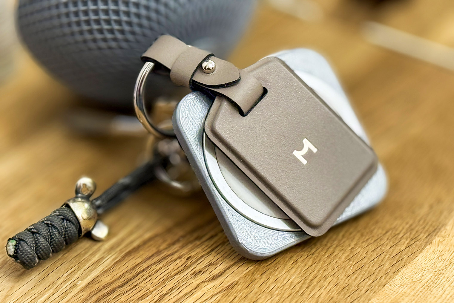 Заряжал аксессуар один раз сразу после покупки. Аккумулятор не потерял ни одного деления за месяц использования