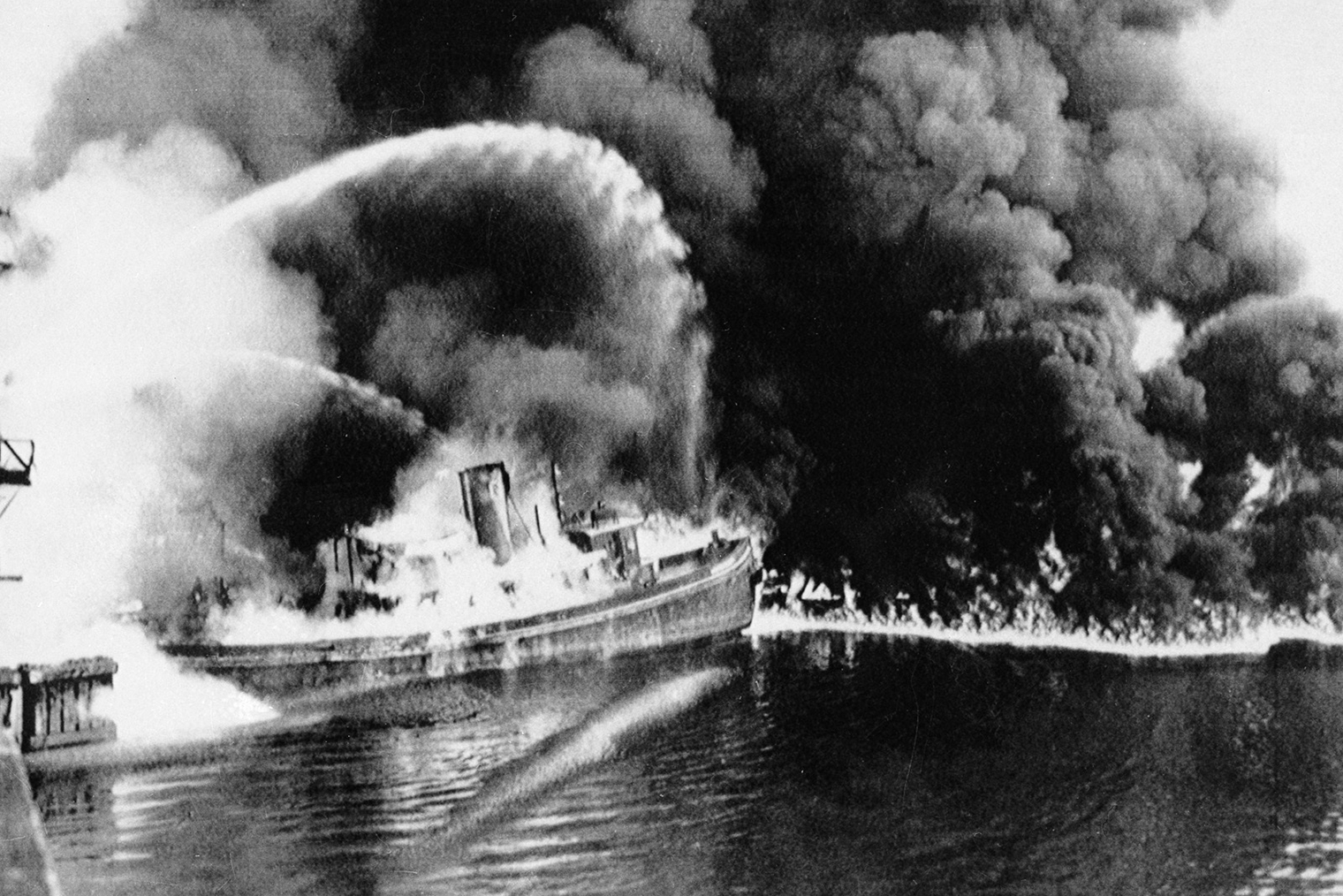 Река за те годы воспламенялась более десятка раз. Но именно пожар 1969 года всколыхнул общественность. Его снимков почти нет: репортеры приехали уже после того, как огонь погас. Зато есть более ранние изображения пожаров на реке, в частности этот снимок 1952 года. © AP / ТАСС