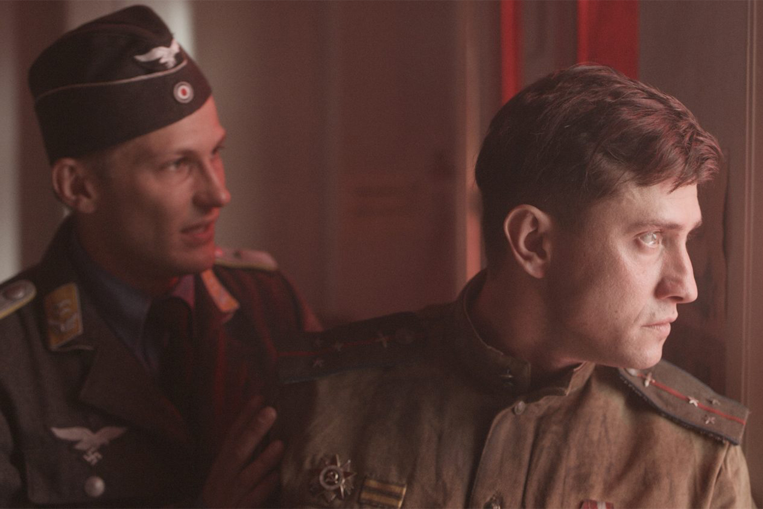 В 2021 году онлайн-кинотеатр Kion представил вертикальную версию военного фильма «Девятаев» Тимура Бекмамбетова и Сергея Трофимова. Правда, это все же был именно полуторачасовой фильм, поделенный на 10 эпизодов в формате киносторис, а не микродрама. Кадр: Bazelevs