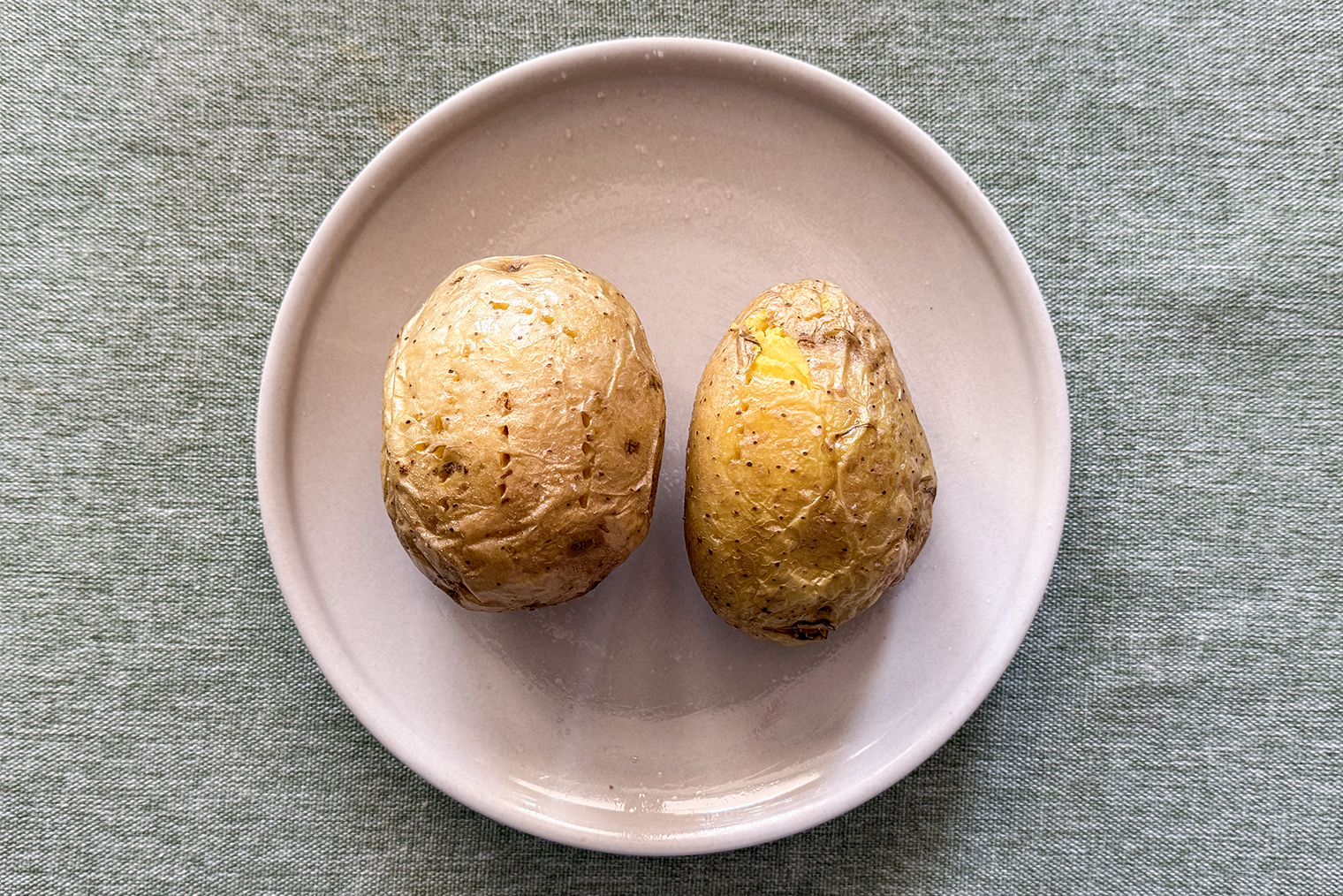 Готовая картошка в микроволновке