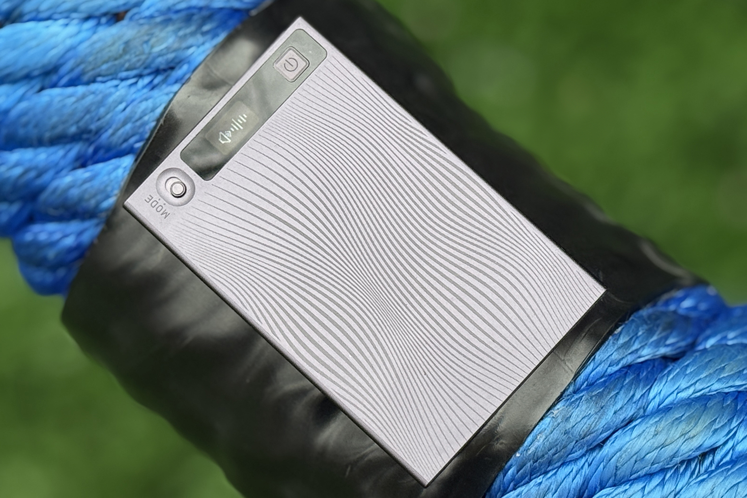 Алюминиевый корпус гаджета не собирает отпечатков пальцев и не заляпывается