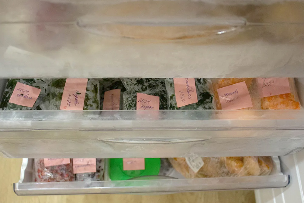 В морозильной камере продукты рассортированы: в верхнем ящике лежит мясо, во втором — полуфабрикаты, далее — овощи, зелень, в нижнем — ягоды