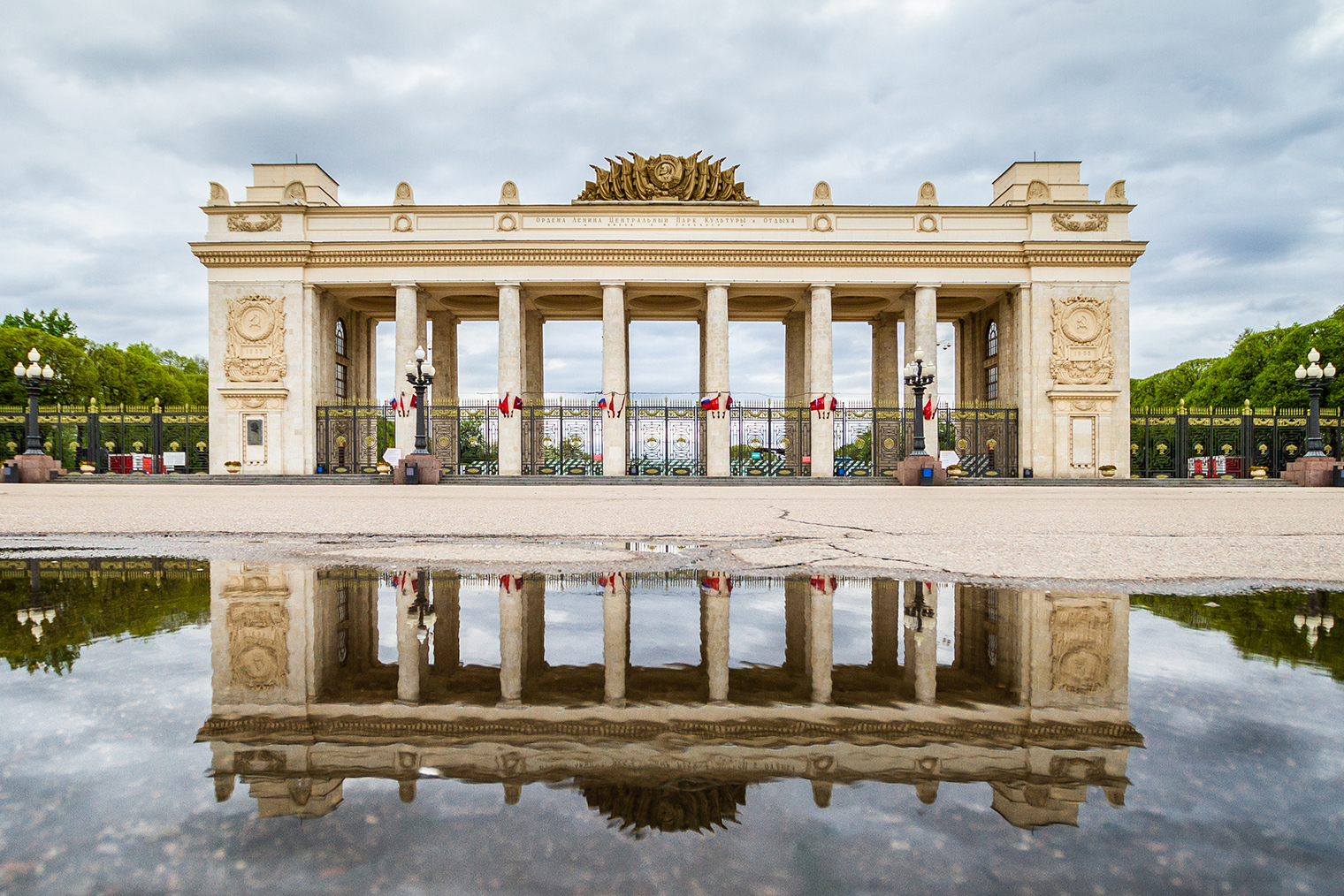 Арку центрального входа в парк Горького построили в 1955 году. Фото: Andrey Pozharskiy / Shutterstock