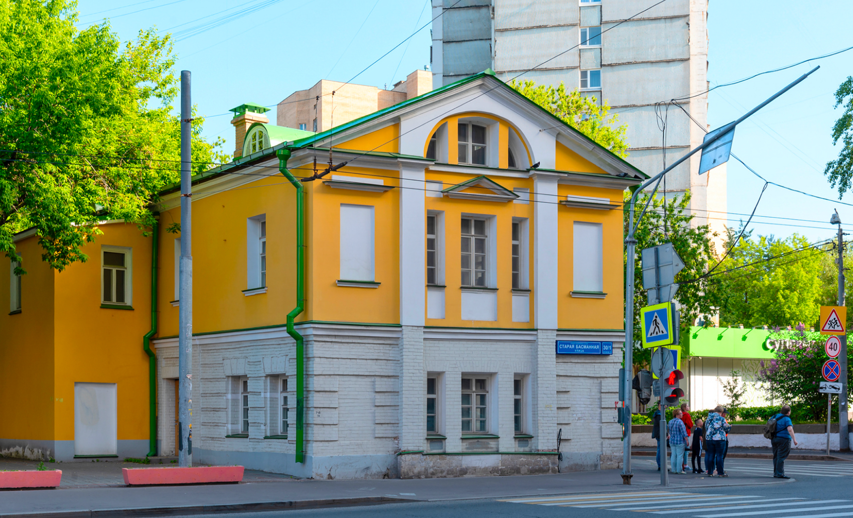 Басманный: от АРМы до дома Рокотова