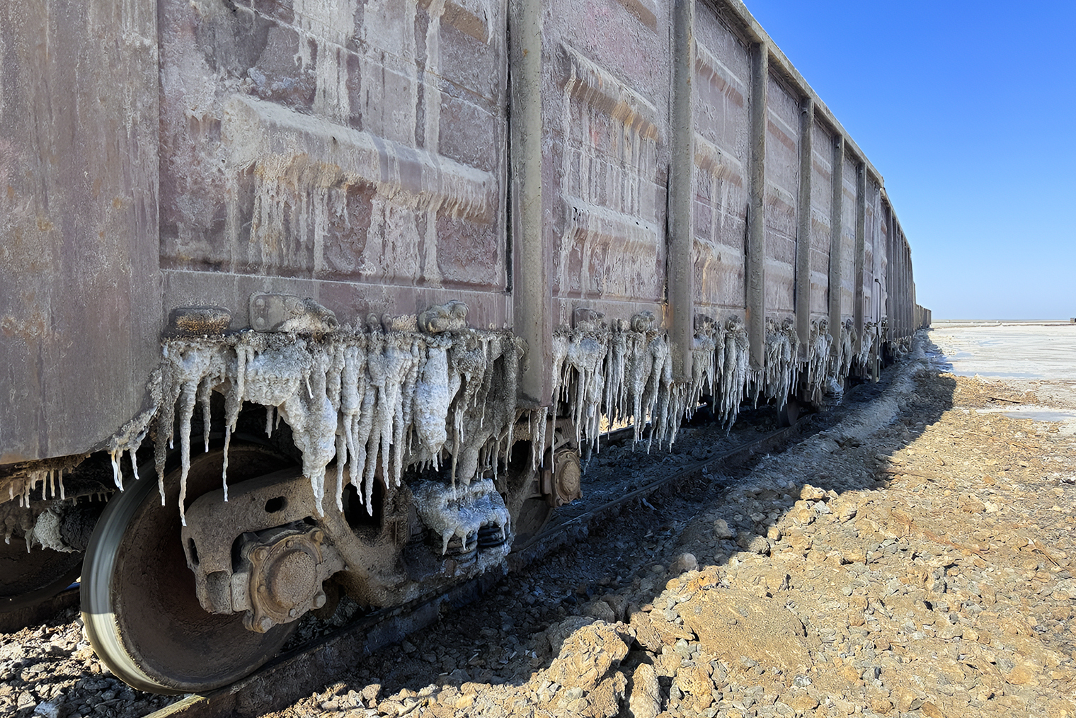Рельсы, шпалы и поезда тоже обросли толстым слоем соли
