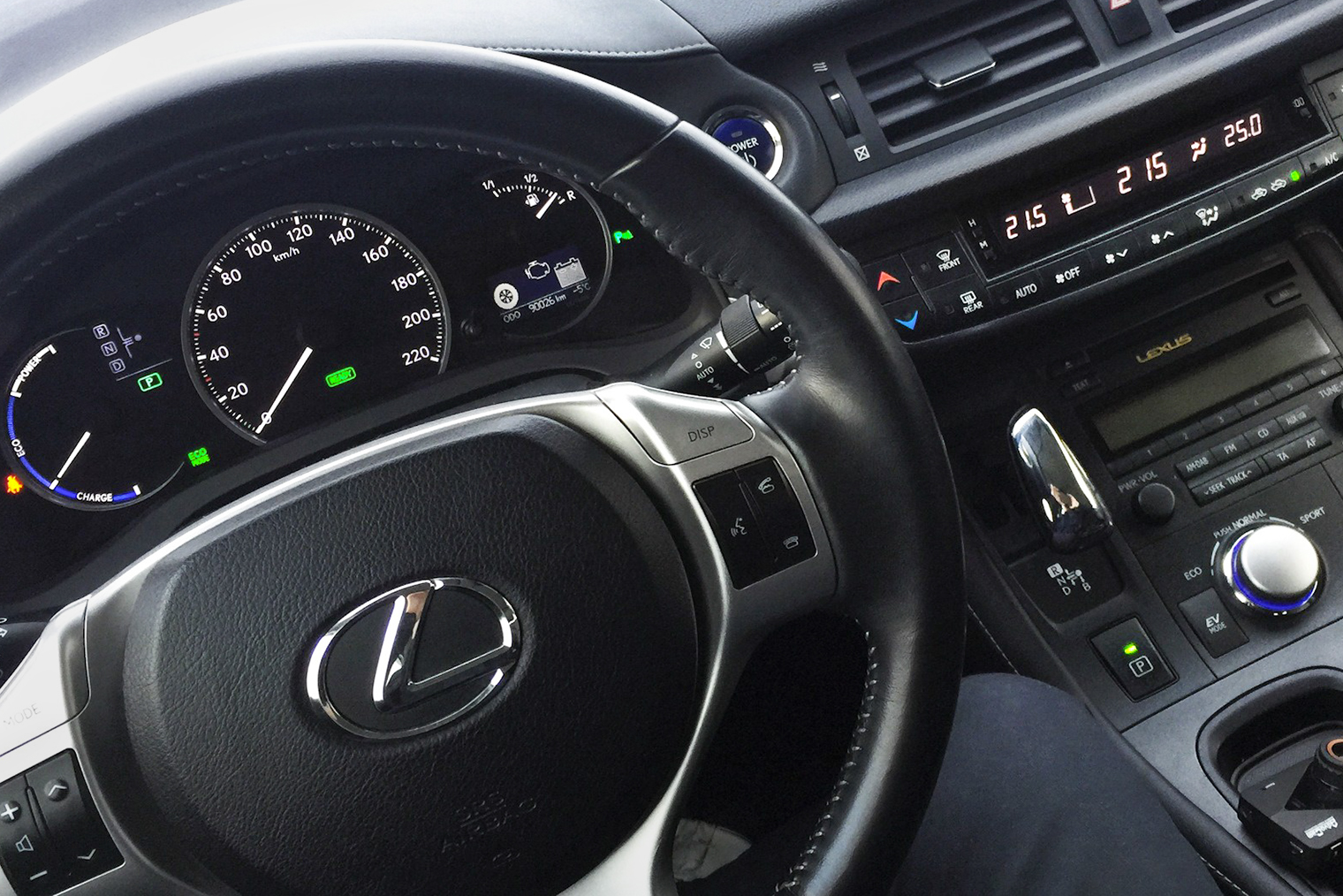 На водительском сиденье тесно: с ростом 185 см места у коленей впритык, а голова почти касается ручки