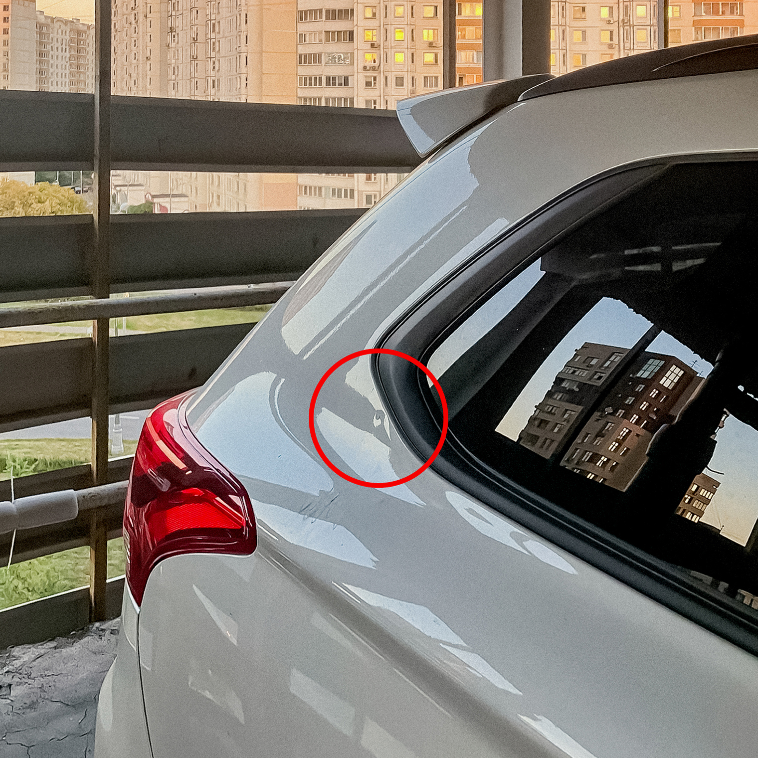 Вмятина на заднем крыле. Предполагаю, что от камня из-под переднего колеса